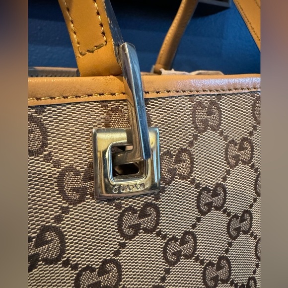 GUCCI Tan Bucket Tote with Silver Hardware- PRISTINE! - Picture 2 of 12